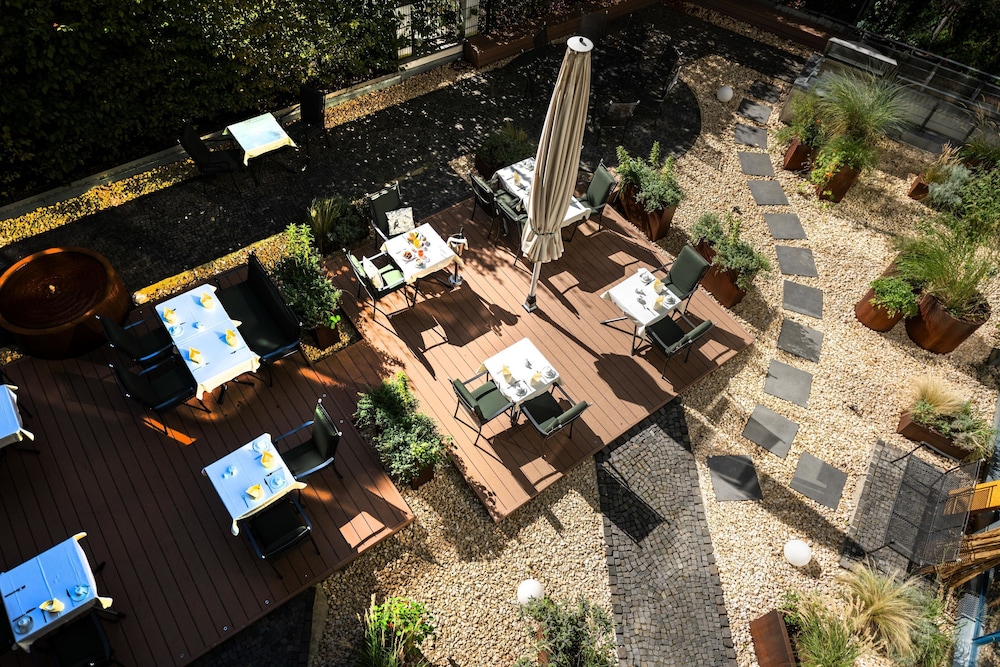 Louisas Place Hotel 106/108