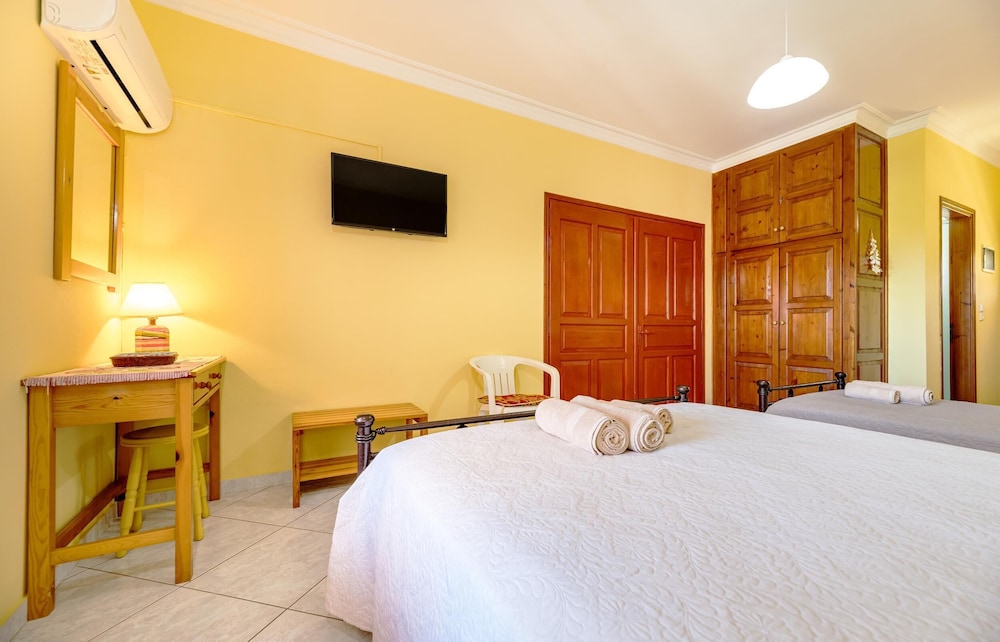 STUDIO, 1 DOUBLE AND 1 SINGLE BED, TERRACE