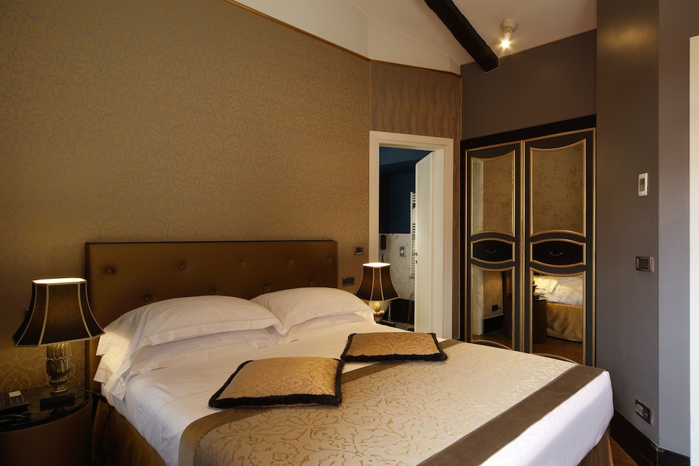 ROOM, DOUBLE BED