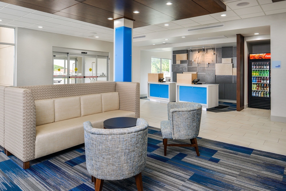 Holiday Inn Express Suites Siloam Springs 40/57