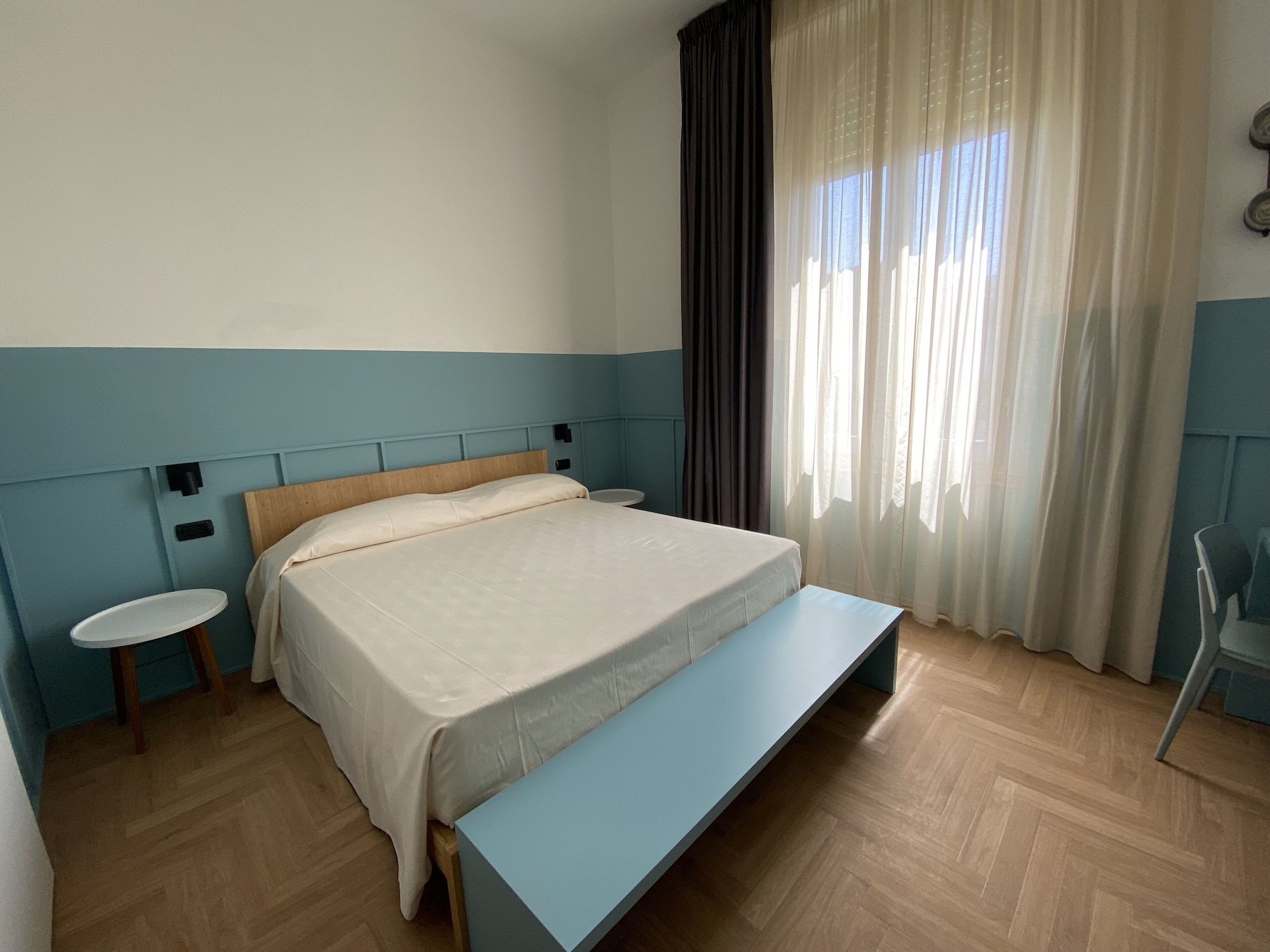 ROOM, DOUBLE OR TWIN BED