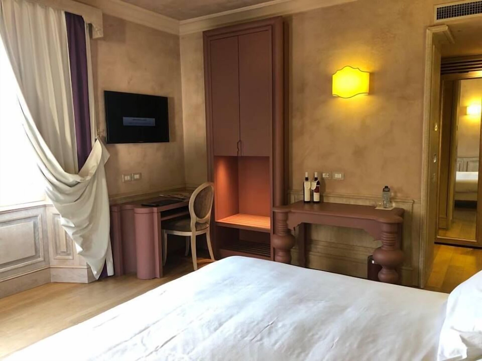DELUXE, DOUBLE OR TWIN BED, SEA VIEW