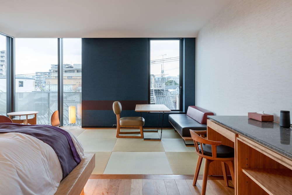 City, Premium, King Bed, 2 Futon Beds