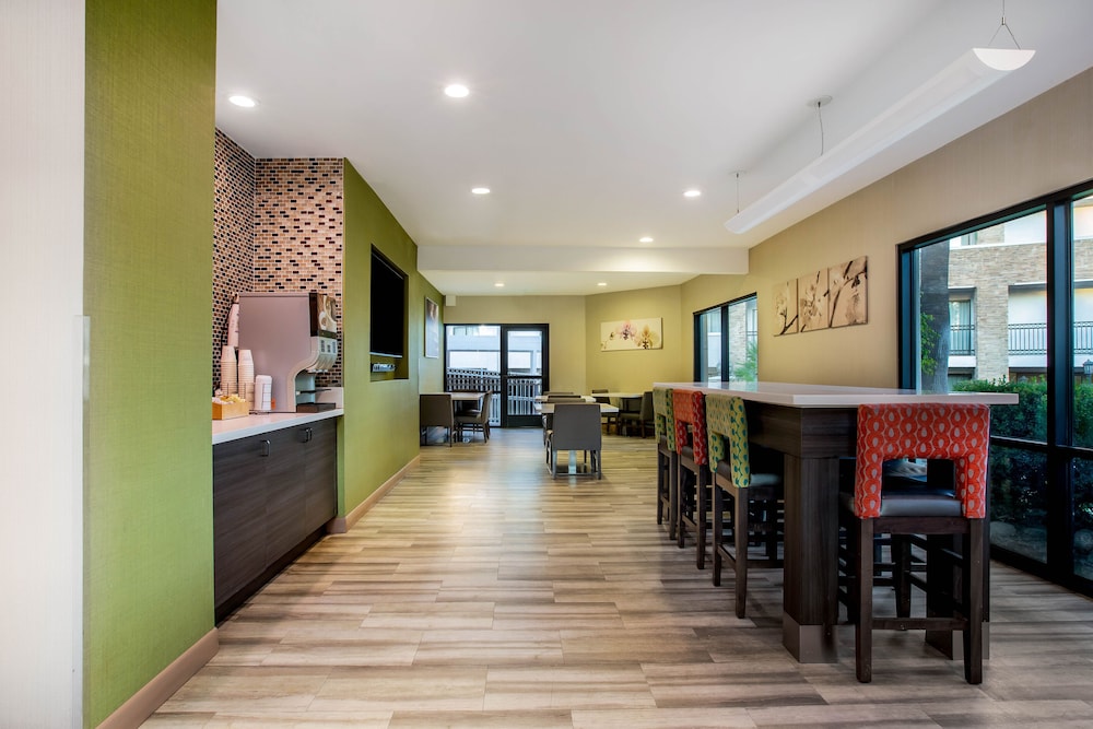 La Quinta Inn & Suites By Wyndham Pomona 37/52