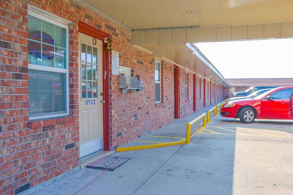 Economy Inn By OYO Lockport near Houma 19/34