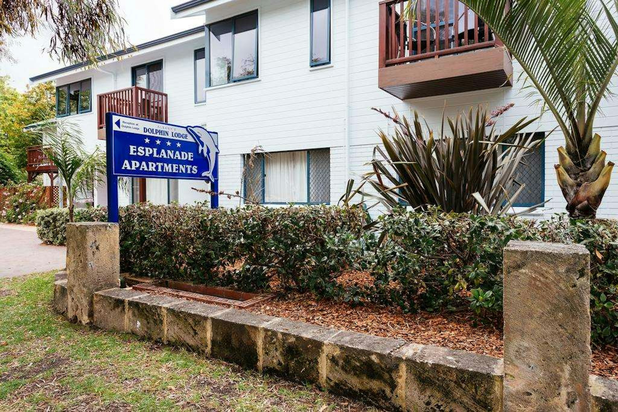 DOLPHIN LODGE 18/20