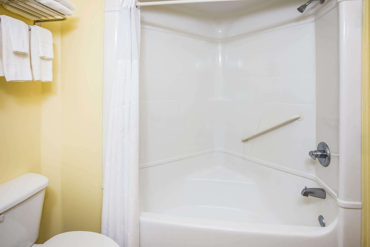 Days Inn & Suites By Wyndham Augusta Near Fort Gordon 10/12