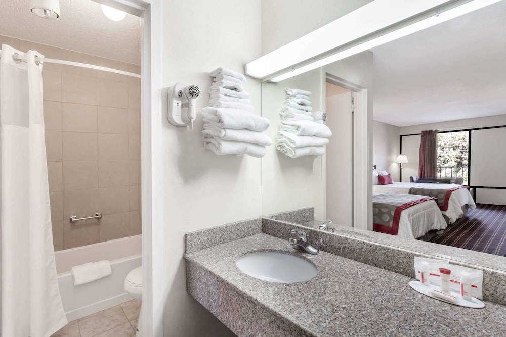 Travelodge by Wyndham Clarksville 5/11