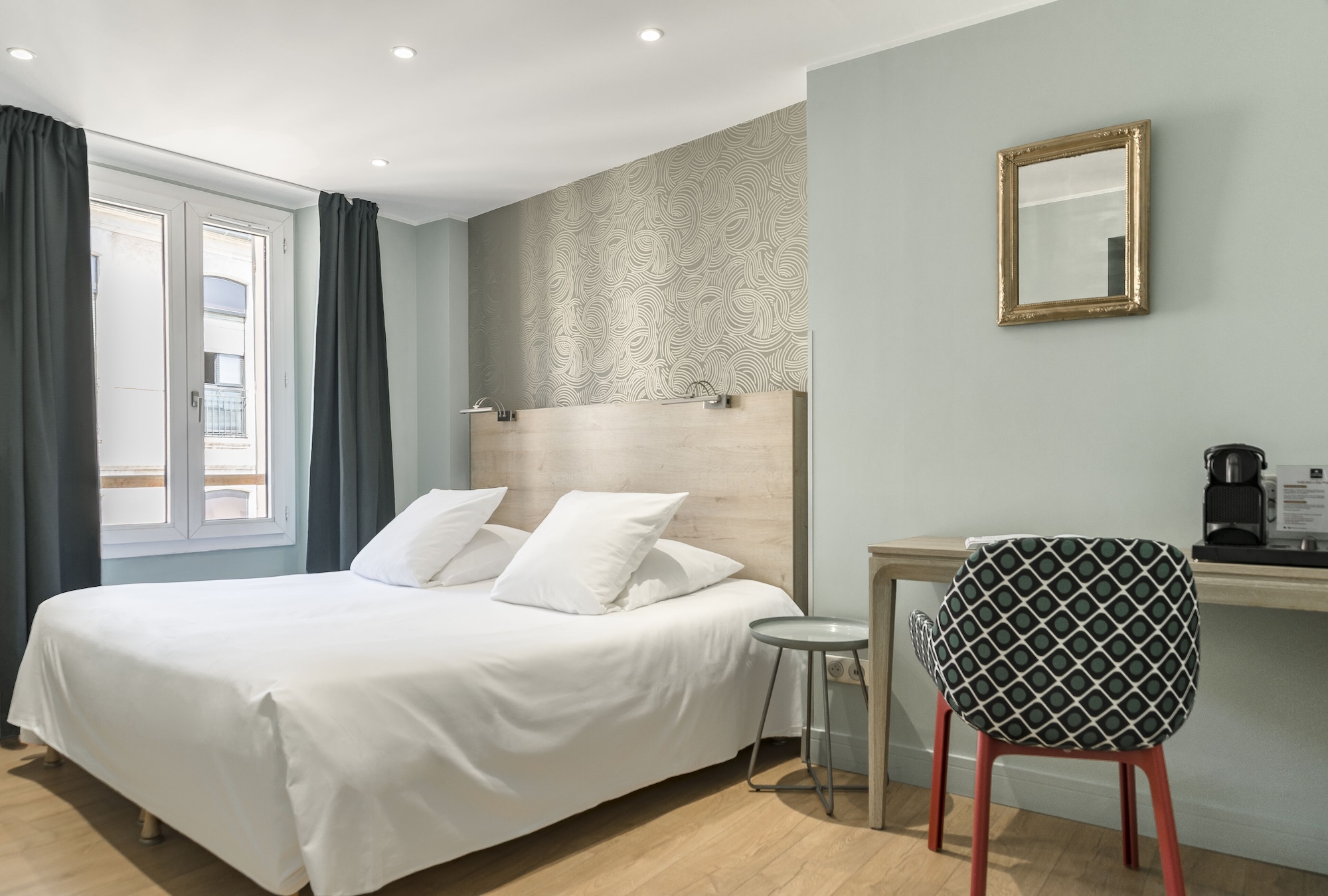 DELUXE, KING BED