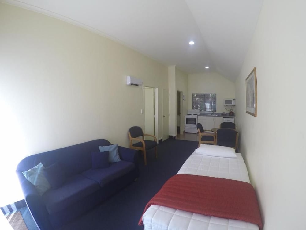 THE PEAKS MOTOR INN 21/40