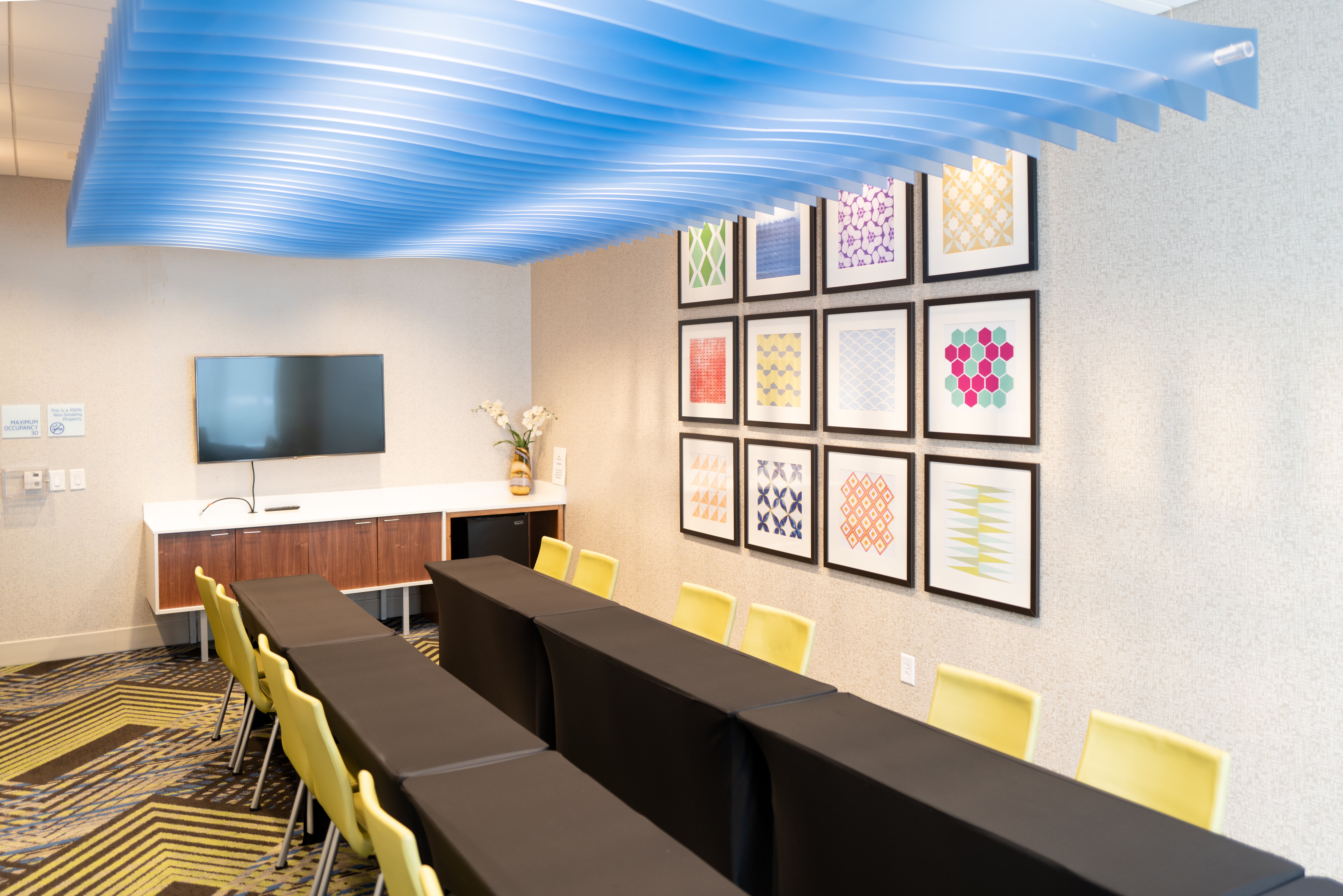 Holiday Inn Express & Suites Franklin - Berry Farms 64/77
