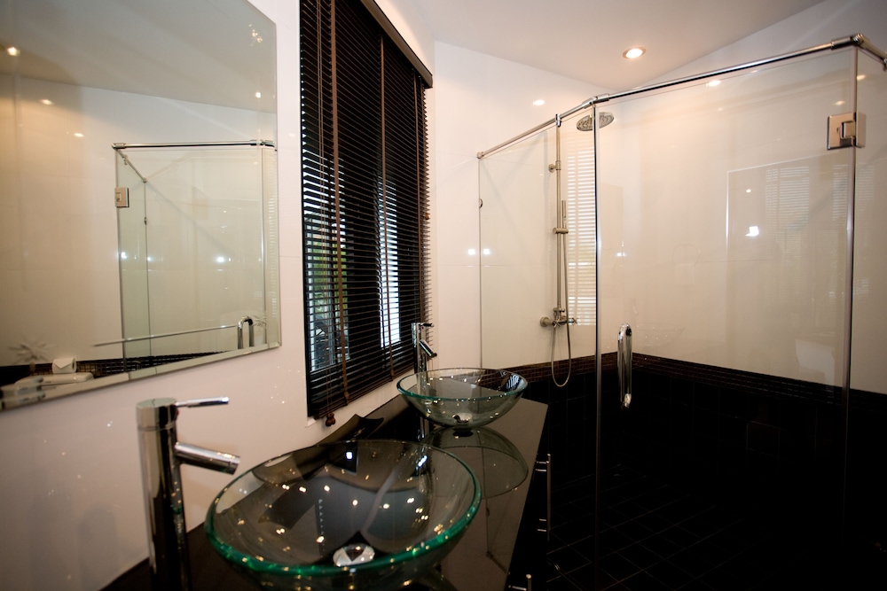 PALM GROVE RESORT 40/42