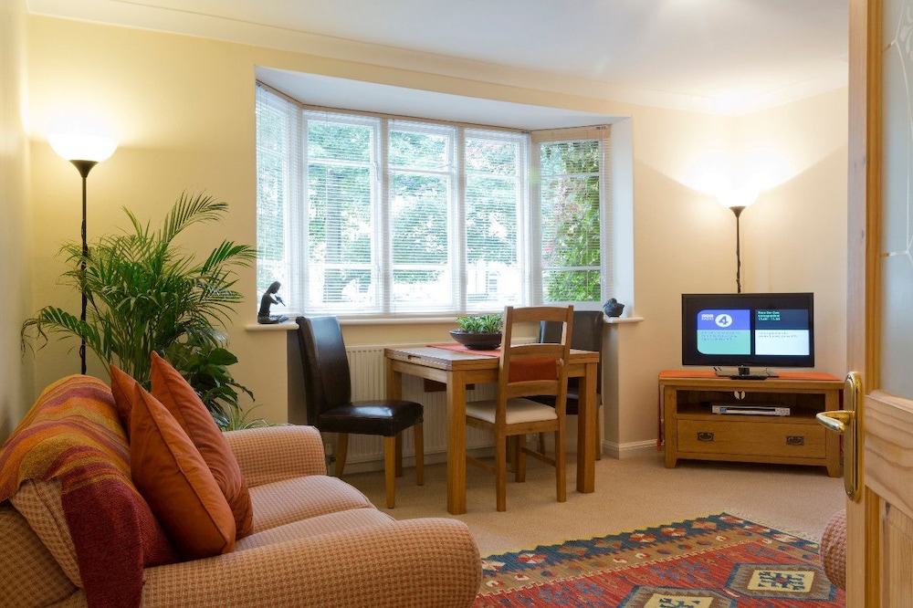 Poplar House Serviced Apartments 12/27