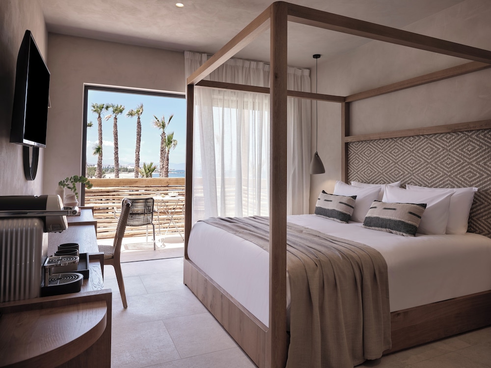 غرفة فاخرة بسرير كوين بإطلالة على المسبح مع أريكة، Stella Blue Seaside Resort 2/7