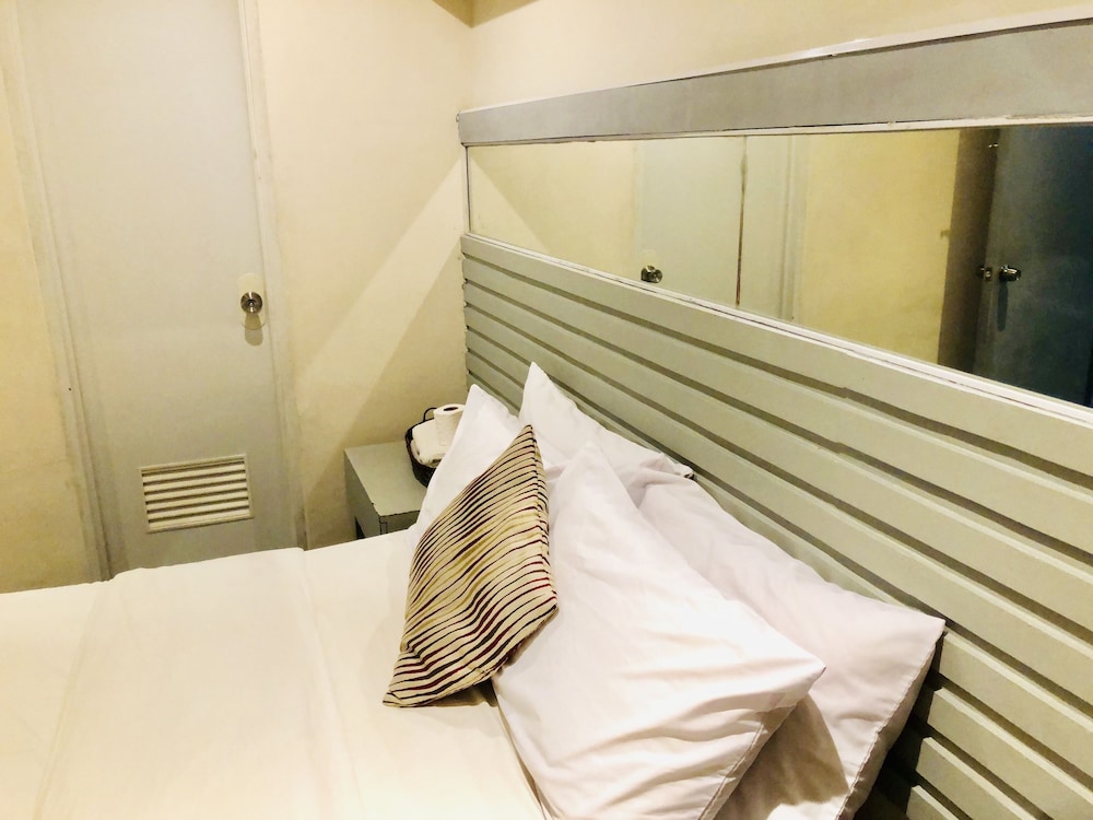 Hometown Hotel Bacolod - Lacson 11/74