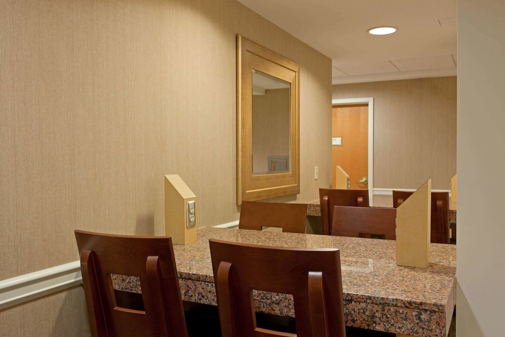 La Quinta Inn & Suites by Wyndham Boston Somerville 44/52