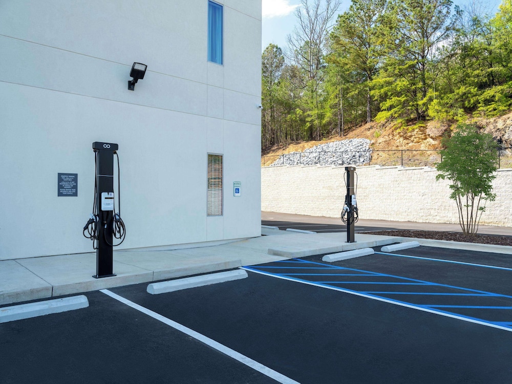 La Quinta Inn and Suites by Wyndham Chelsea 17/35