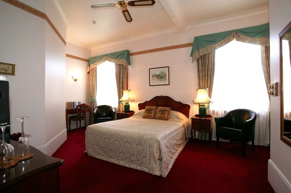 The County Hotel 6/50