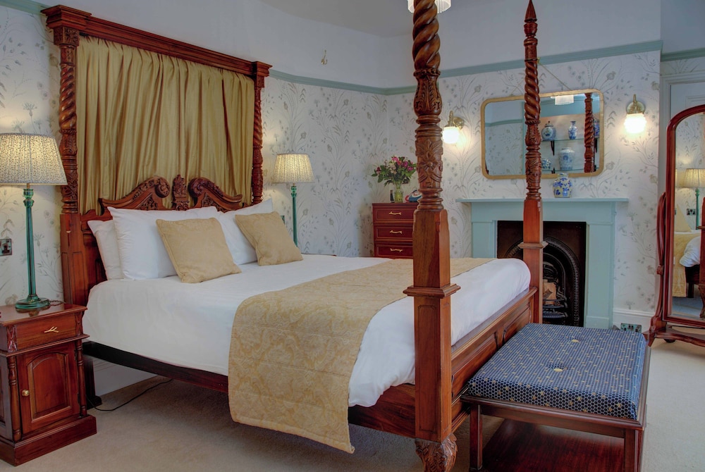 Junior, Queen Bed