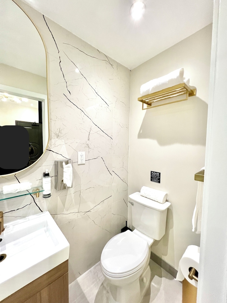 Toronto Rooms And Suites 35/49