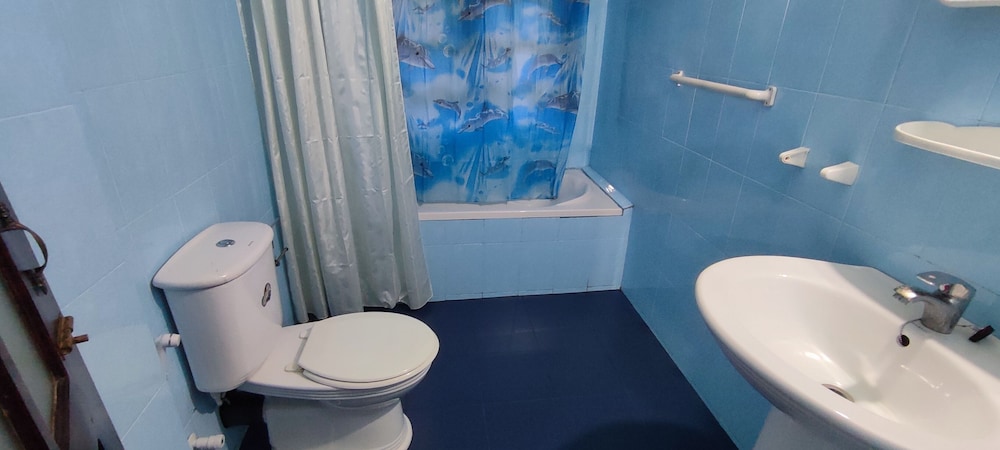 غرفة كومفورت بسرير كينج بحمام خاص في الطابق الأرضي، Andrews Hostel 10/10