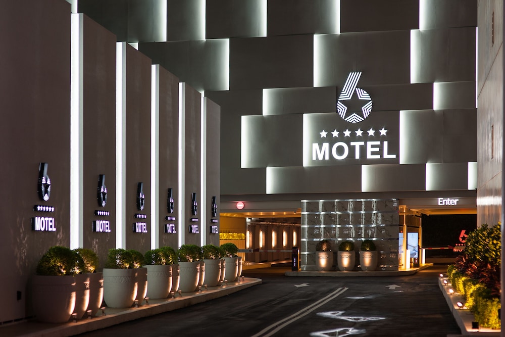 6 Star Motel 4/72