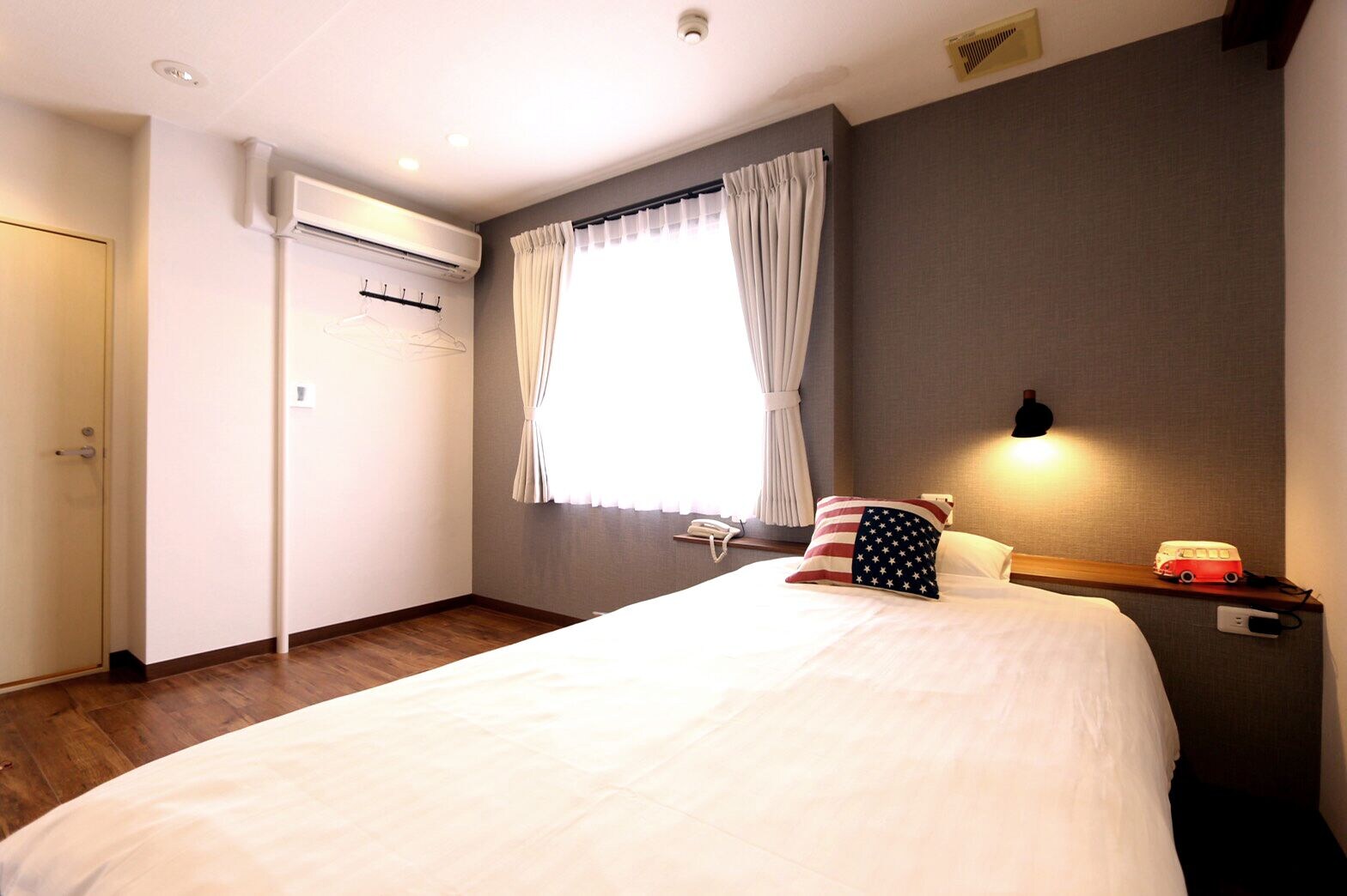 ROOM, SINGLE