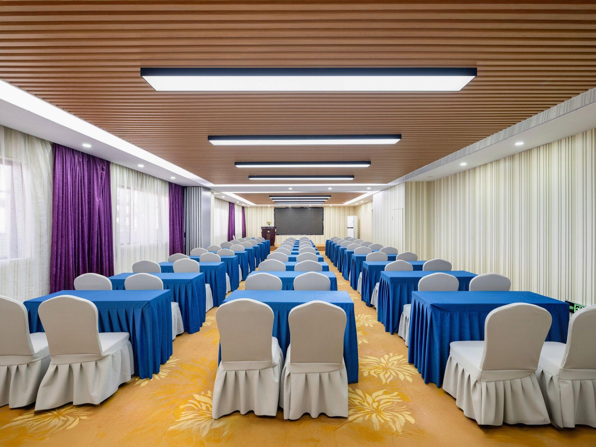Vienna Hotel (Shenzhen Shuanglong Metro Station Longdong) 37/41