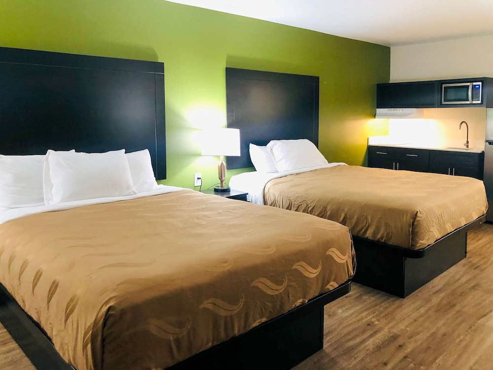 Efficiency, 2 Double Beds، Quality Inn & Suites Lake Charles South 2/7