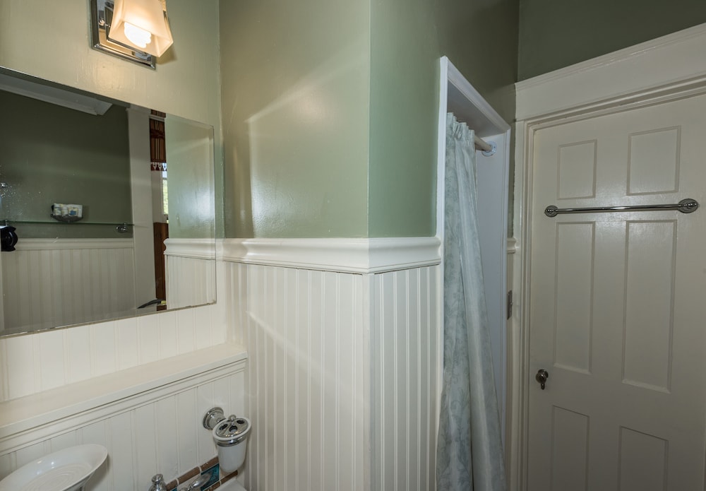 Cedars of Williamsburg Bed & Breakfast 50/50