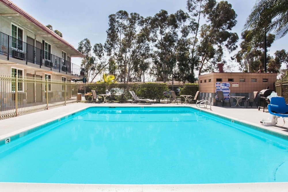 Super 8 By Wyndham Redlands/San Bernardino 4/25