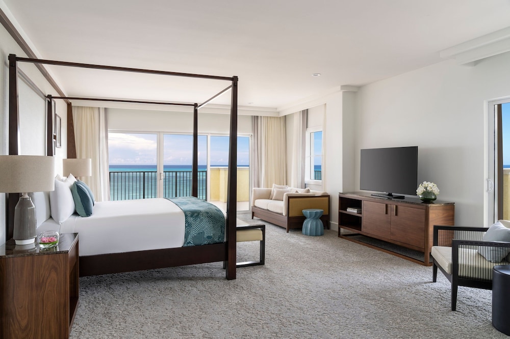 Club, Suite, King Bed, Ocean Front
