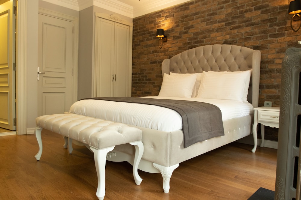 Louis Rooms 7/48