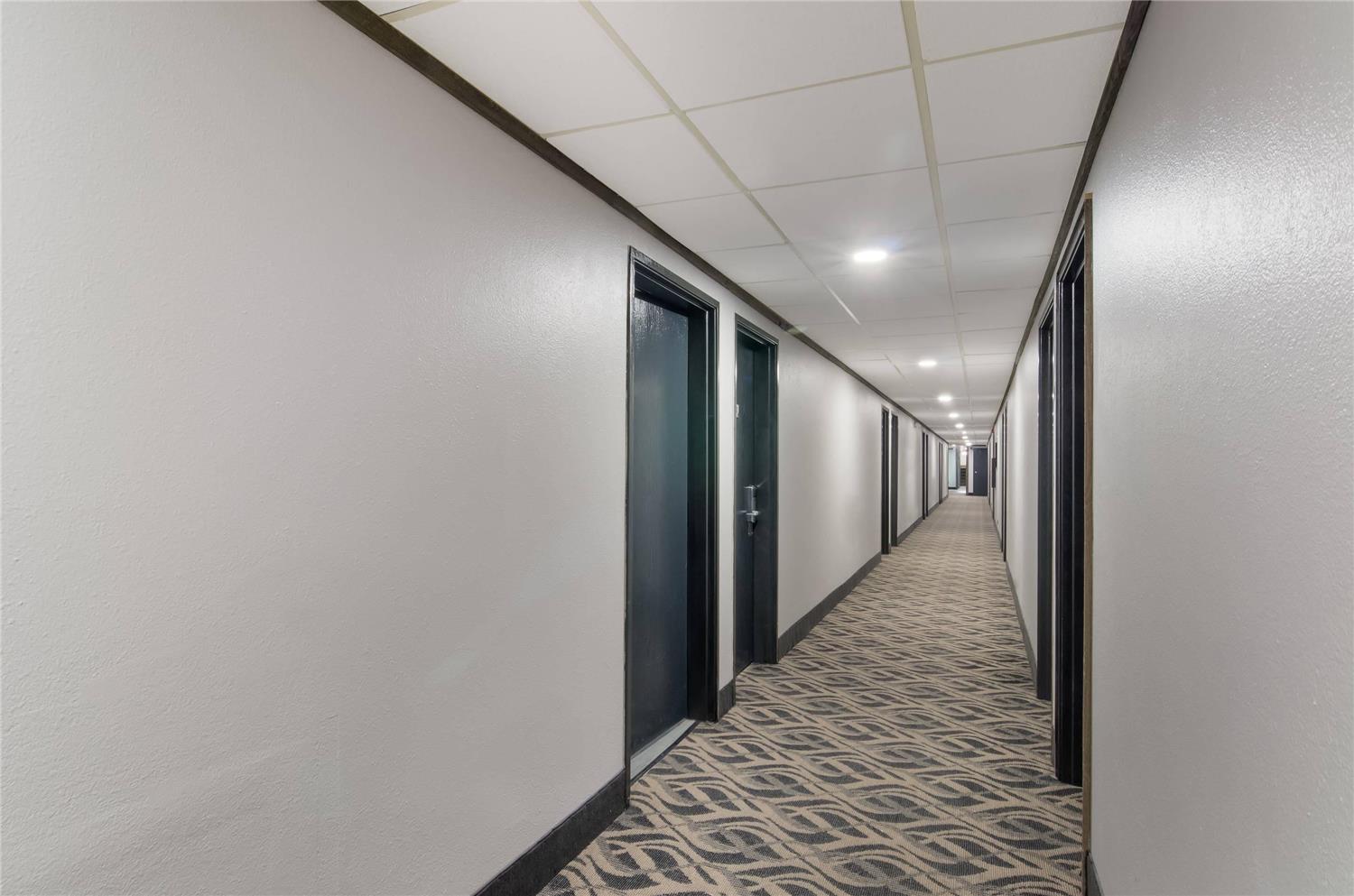 Econo Lodge Scottsbluff, NE 23/35