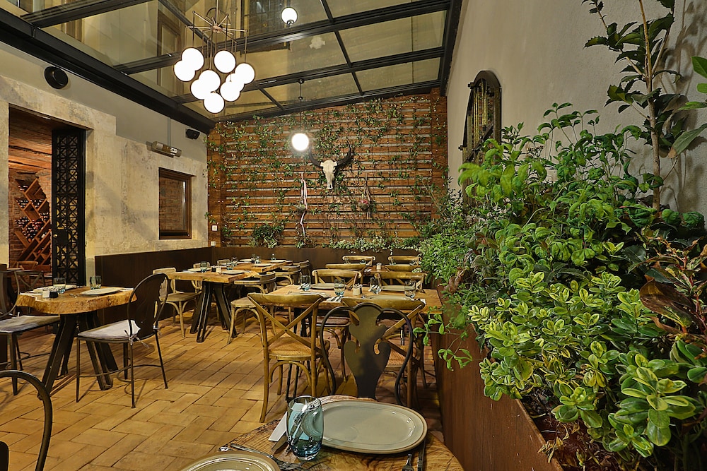 TAXIM LOUNGE HOTEL 46/58