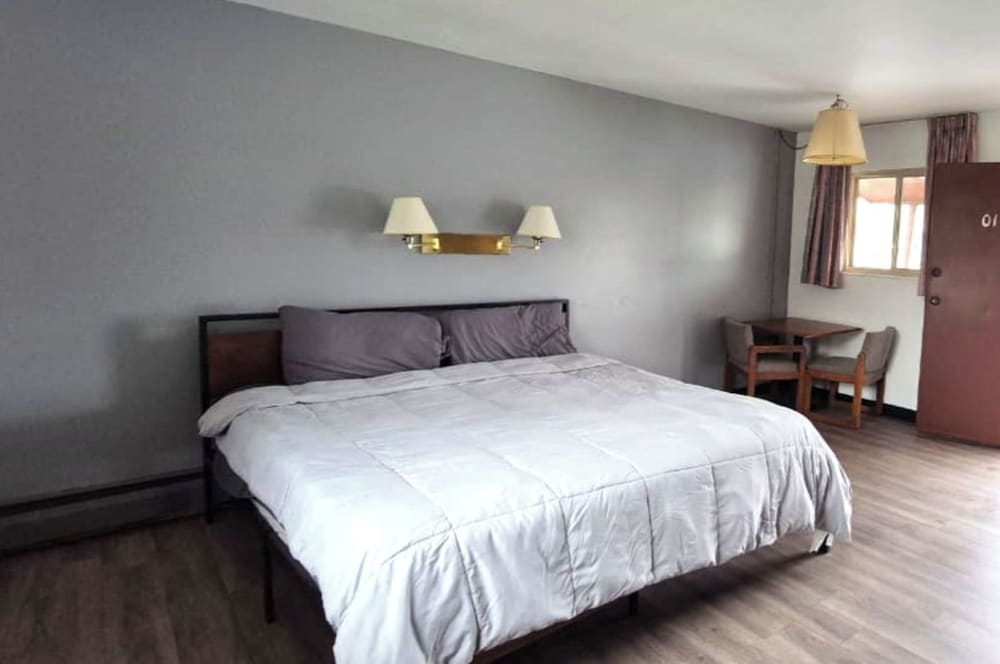 Capital O Swan Inn Comstock Park 14/57
