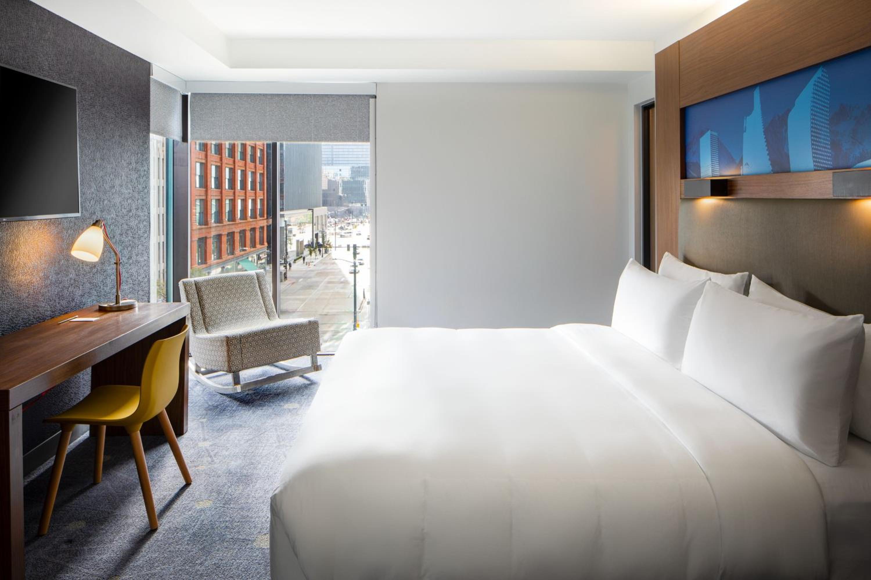Savvy, Guest Room, King Bed, City View, Corner