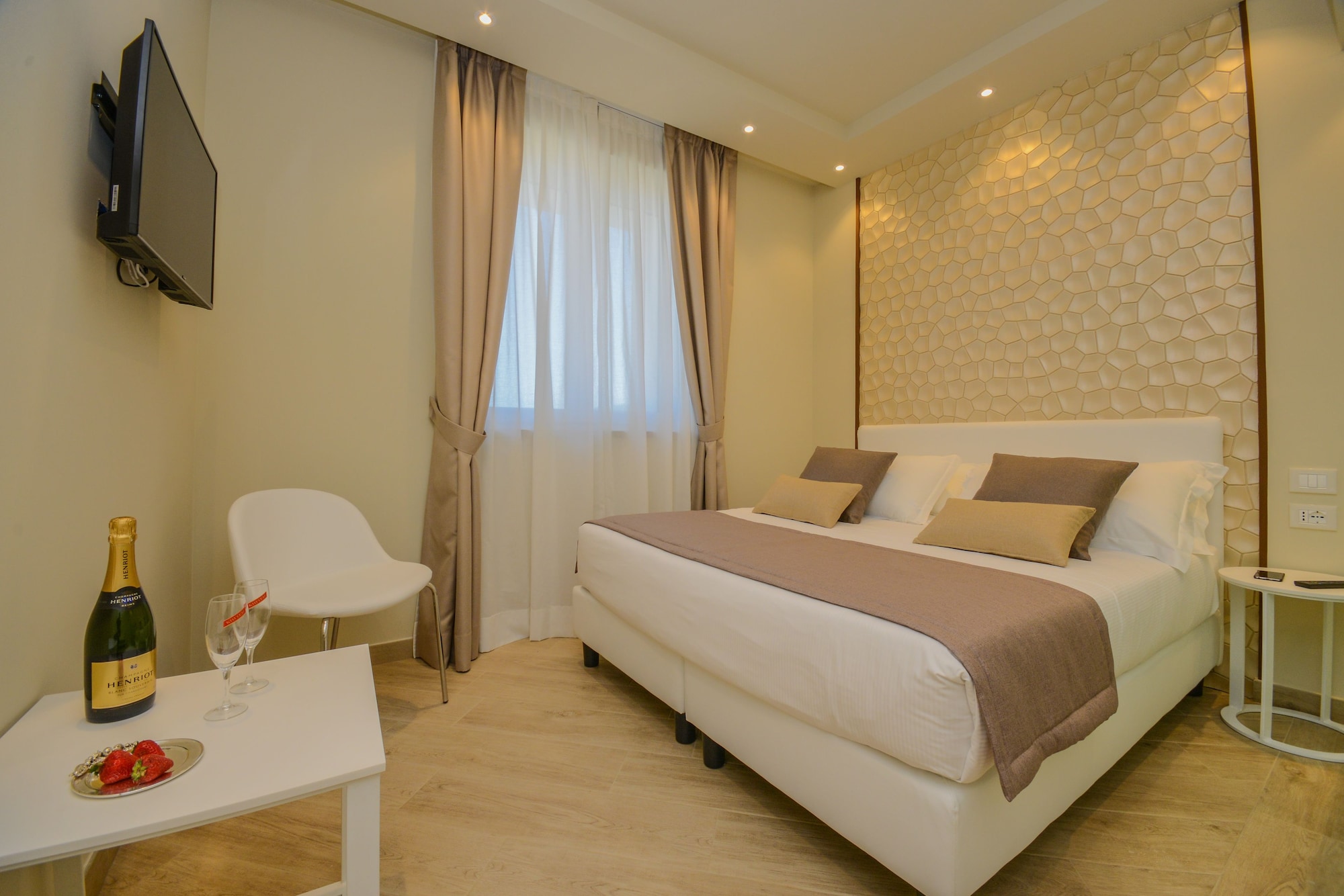 1 BEDROOM, DUPLEX, ROMANTIC, LAKE VIEW, BATHTUB