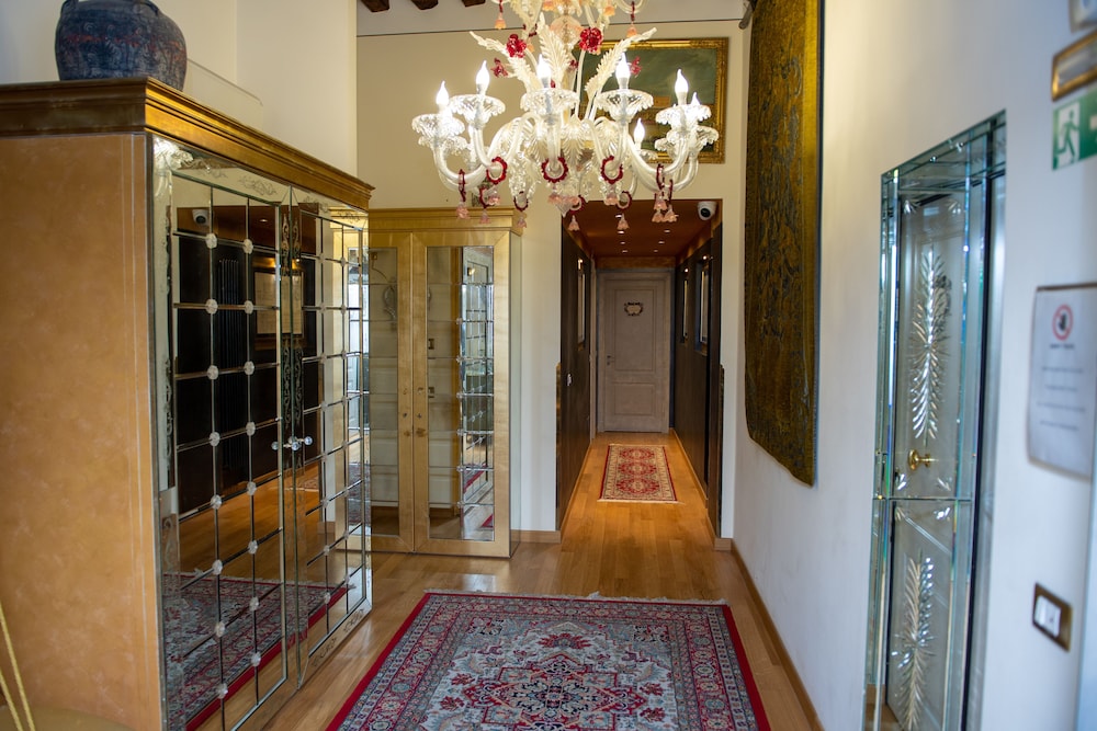 Ca Dell Arte Hotel 7/71