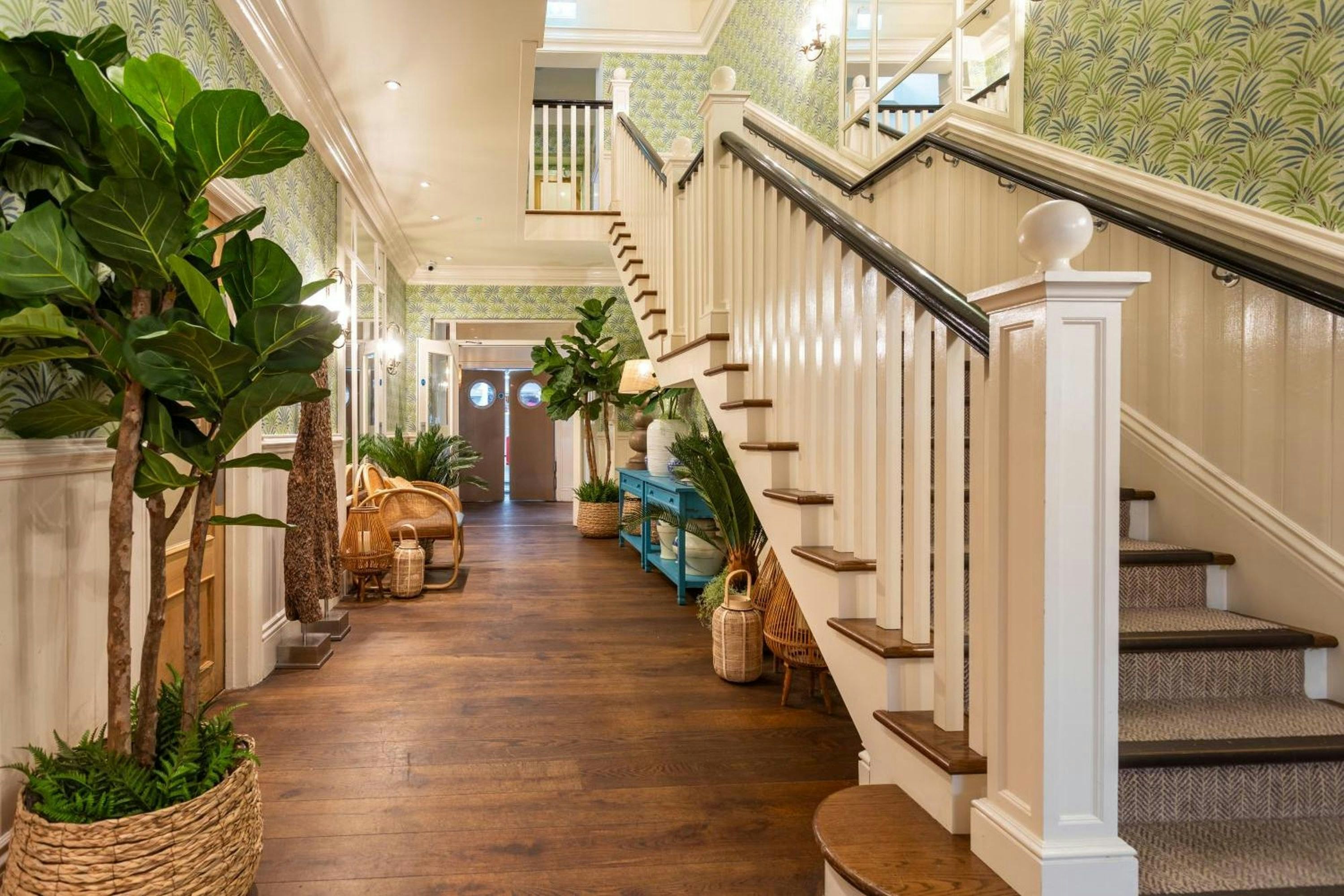 Roslin Beach Hotel 30/31