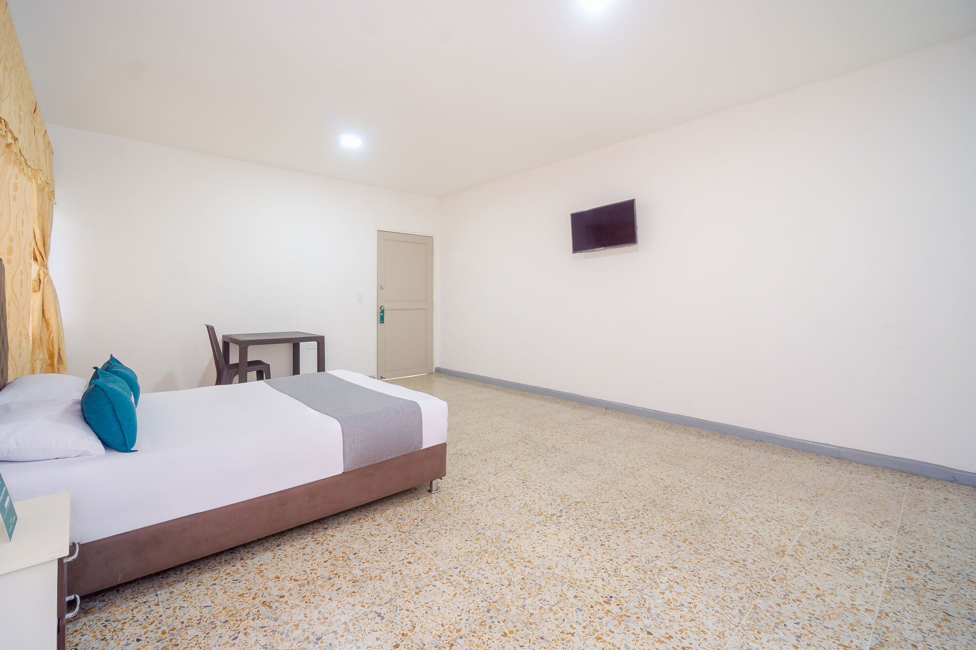 ROOM, DOUBLE BED