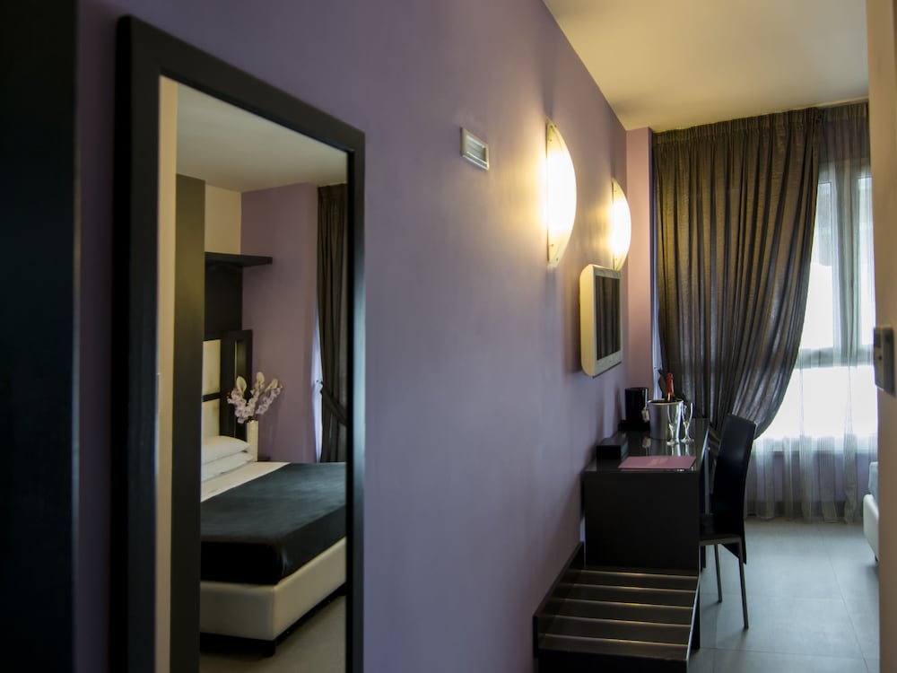 Golden Hotel 29/37