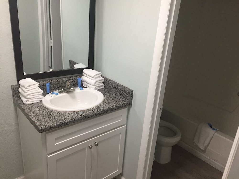 ROOM, TRIPLE, KITCHEN