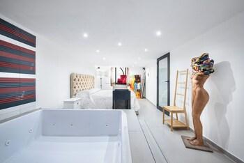 Exclusive, Suite, Jetted Tub, Pool Access