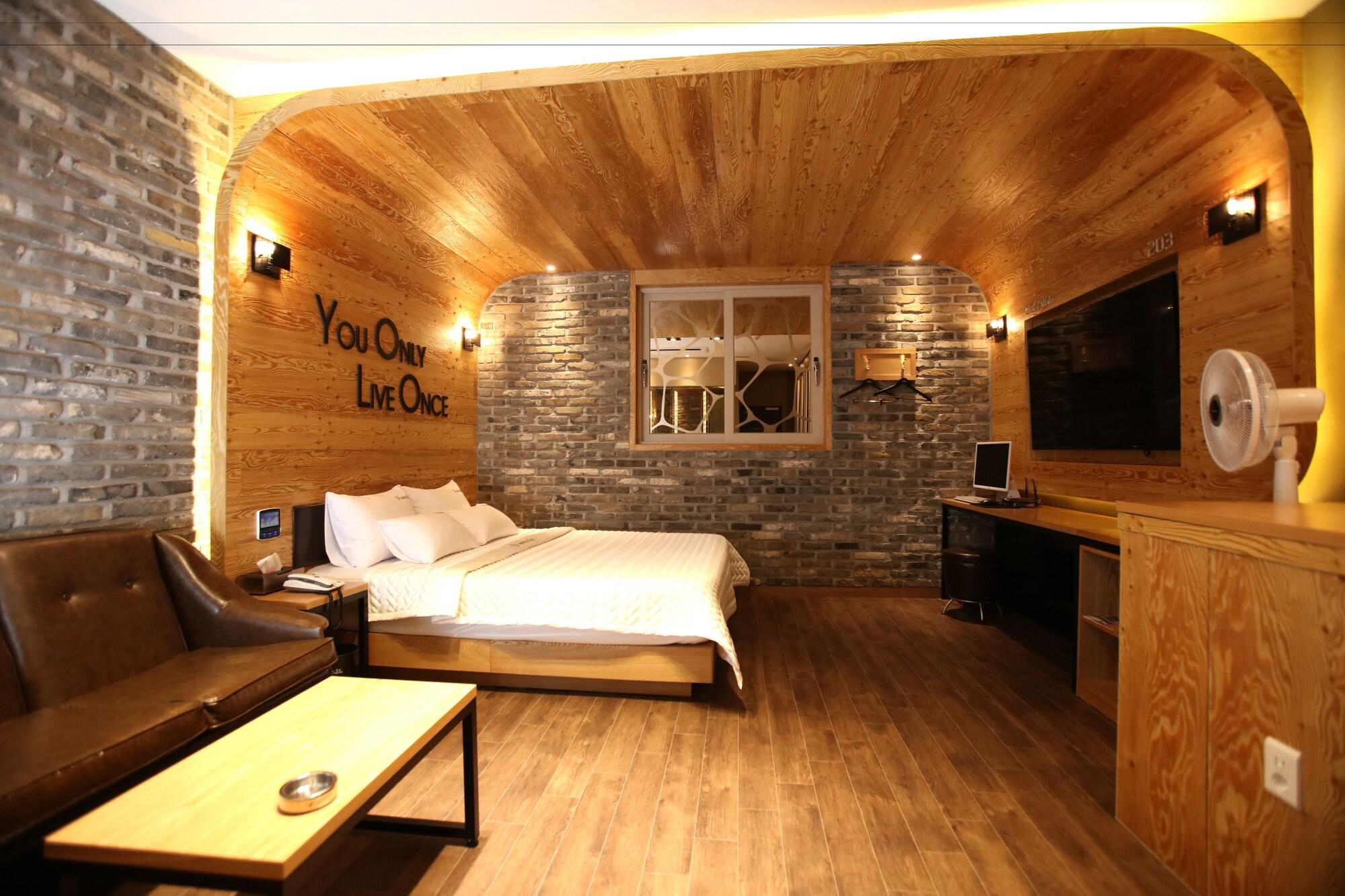 Hotel Yolo 13/53