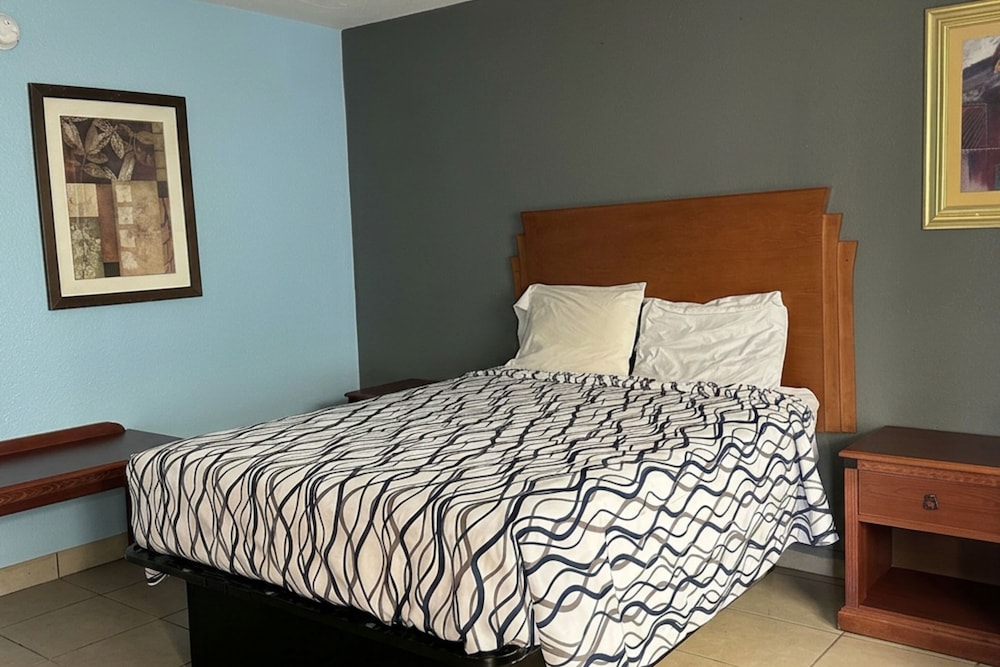 Blue Way Inn Suites Wichita East 16/37