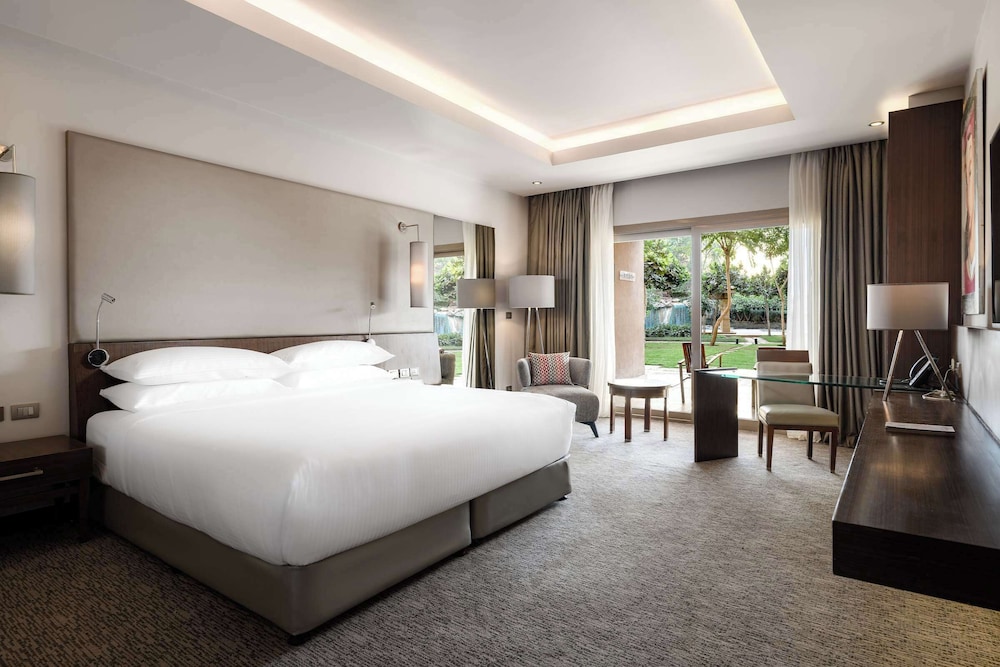 DUSIT, CLUB, KING BED, POOL OR LAKE VIEW, BALCONY, HIGH FLOOR