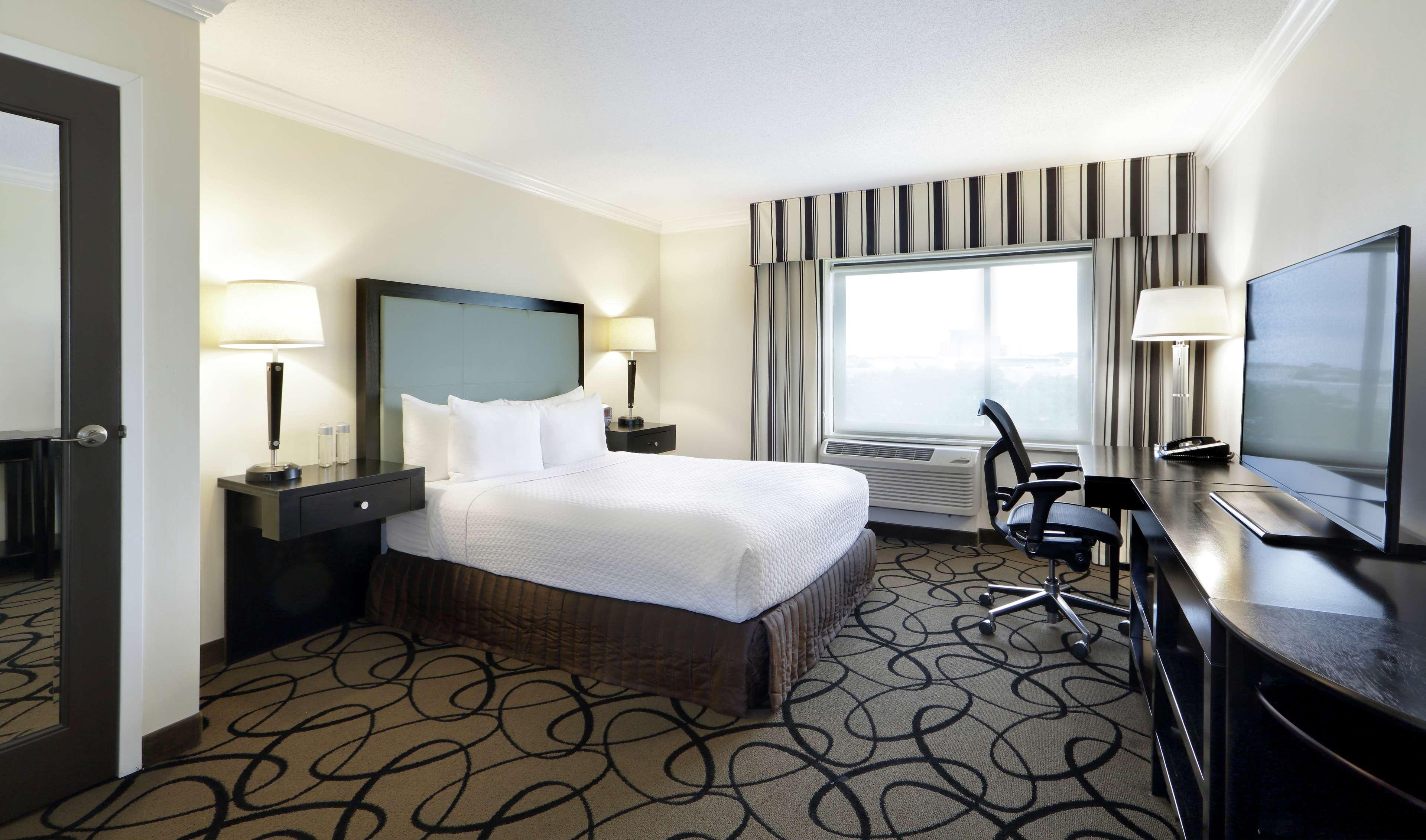 Queen Bed, Accessible