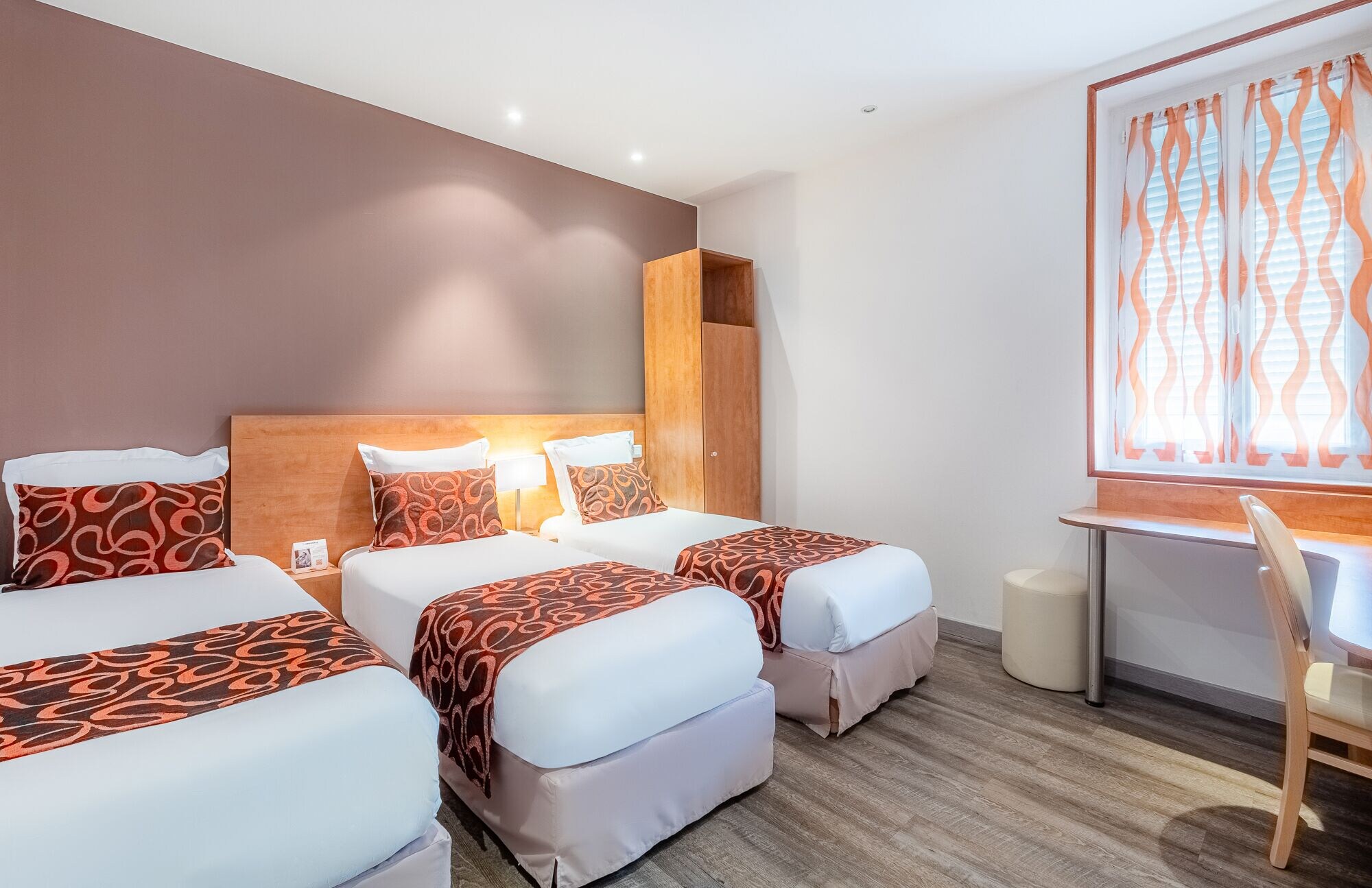غرفة ثلاثية بسرير مزدوج وسرير فردي، The Originals City Hotel Regina, Perigueux 2/4
