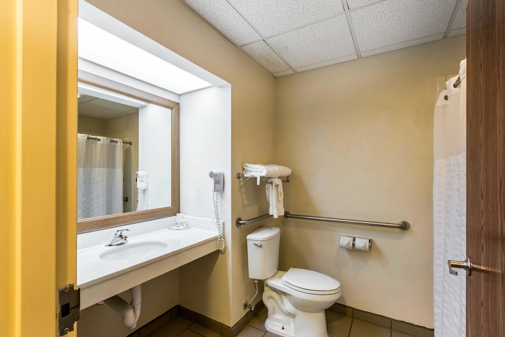 Comfort Inn and Suites Thomson 10/36